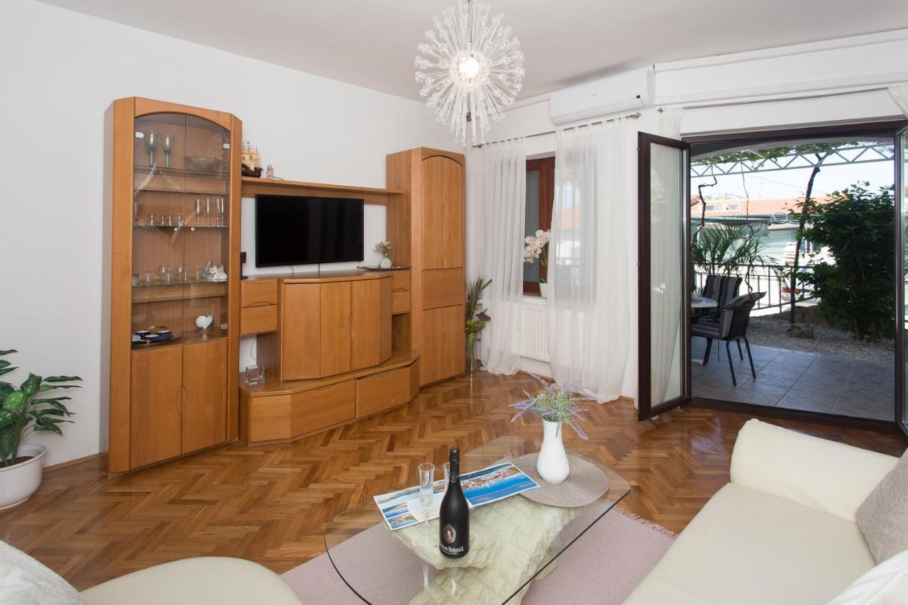 Apartmani Stanic Seget Vranjica Rum bild